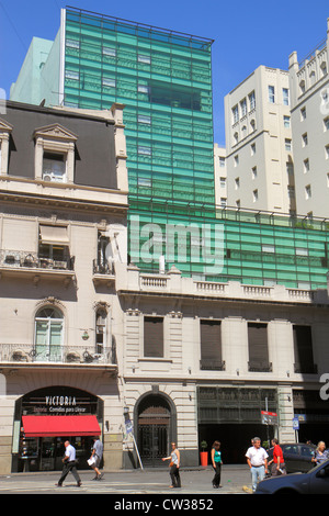 Buenos Aires Argentinien,Avenida Bolivar,Straßenszene,Gebäude,Architektur neoklassisch,modern,Kontrast,Glas,Balkon,hispanischer Mann Männer männlich,Frau femal Stockfoto