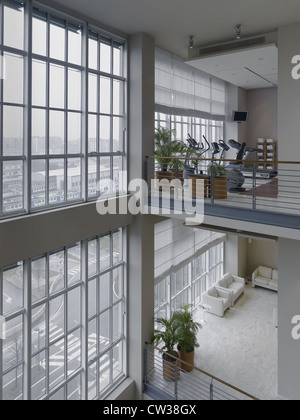 Lobby-Lounge des Hotels mit Fitness-Studio und ein kleines Wohnzimmer Stockfoto