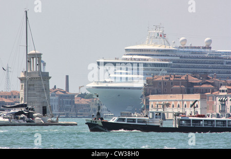 Kreuzfahrtschiff Kronprinzessin in Venedig Stockfoto