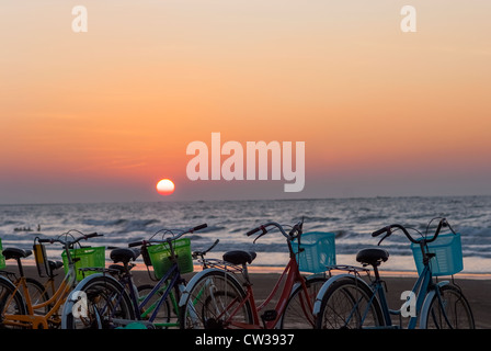 Fahrräder am Strand, Chaung Tha, Myanmar (Kambodscha) Stockfoto