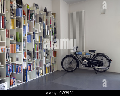 Wohnzimmer in einem italienischen Apartment mit einem alten Motorrad geparkt Stockfoto