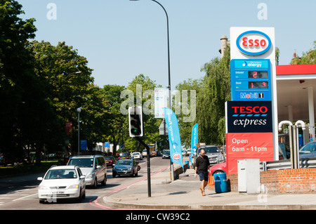 Eine Esso-Tankstelle mit Tesco Express auf einer viel befahrenen Hauptstraße. Stockfoto