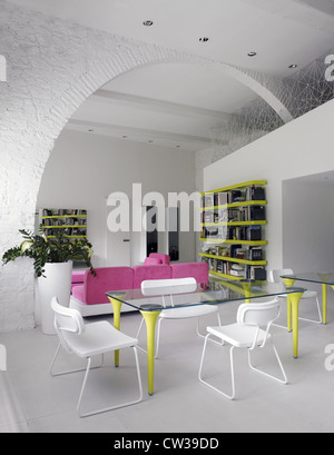 Zeitgenössische Wohnzimmer in einem italienischen zeitgenössischen Haus Stockfoto