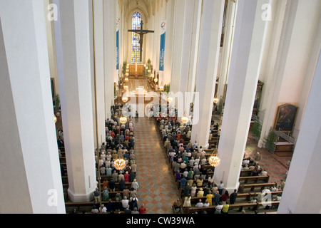 Muenchen, Menschen bei der Messe in der Frauenkirche in München Stockfoto