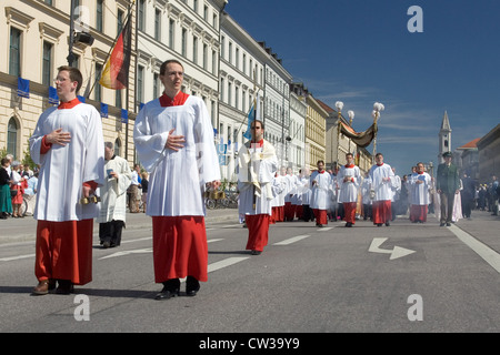 München - eine Gruppe von Priestern in Festornat Stockfoto