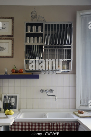 Küche in einer italienischen Wohnung, Interieur mit Blick auf den alten Spüle und Objekte Stockfoto