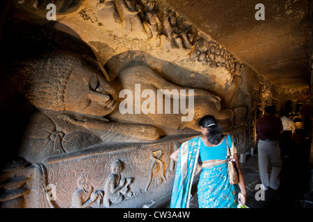 Liegender Buddha geschnitzt auf dem Felsen. Ajanta Höhlen. Maharashtra. Indien Stockfoto