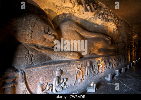 Liegender Buddha geschnitzt auf dem Felsen. Ajanta Höhlen. Maharashtra. Indien Stockfoto