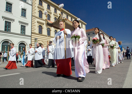 München - eine Gruppe von Priestern in Festornat Stockfoto