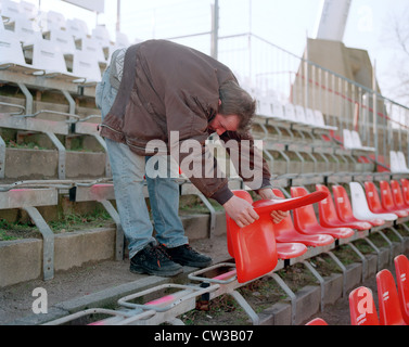 Karlsruhe - Installation neue Sitze im Wildparkstadion Stockfoto