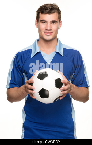 Junge Fußballspieler mit Ball vor weißem Hintergrund Stockfoto