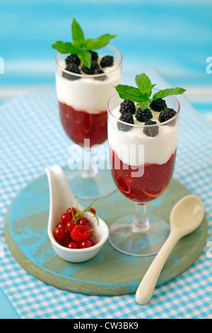 Joghurt mit Brombeeren und rote Beeren Marmelade. Rezept erhältlich Stockfoto