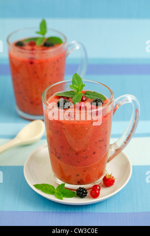 Wilde Beeren-Gazpacho. Rezept erhältlich Stockfoto