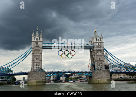 Tower Bridge mit London 2012 Olympische Ringe Logo hängen von der Brücke über die Themse. Stockfoto