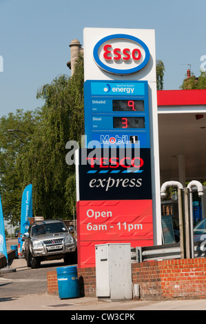 Eine Esso-Tankstelle mit Tesco Express auf einer viel befahrenen Hauptstraße. Stockfoto