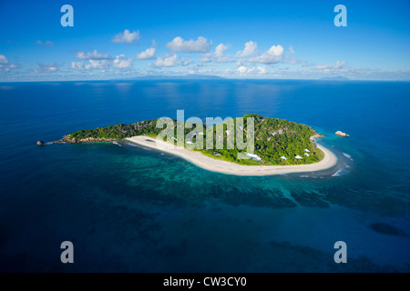 Luftaufnahme von Cousine Island zeigt Strand und Villen. Cousine Island. Seychellen. (Eigenschaft freigegeben) Stockfoto