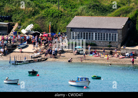 Urlauber am Strand von Lulworth Cove Dorset UK Stockfoto