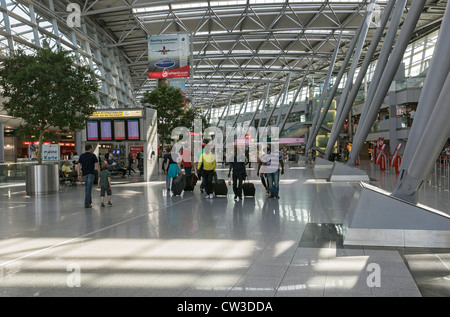 Innere des Terminalgebäudes am Flughafen Düsseldorf, Deutschland. Stockfoto