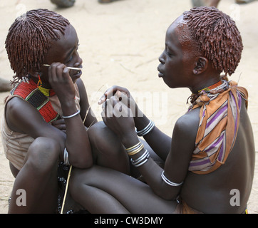 Afrika, Äthiopien, Omo River Valley Hamer Stamm zwei junge Mädchen mit Ocker Haar ist beschichtet mit Ocker Schlamm und tierischen Fetten Stockfoto