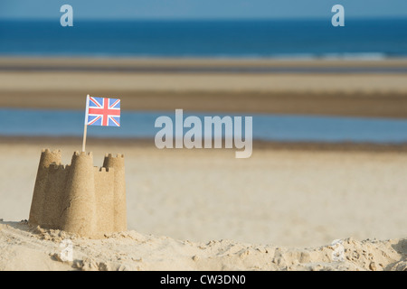 Union Jack-Flagge in eine Sandburg auf einer Sanddüne. Brunnen neben das Meer. Norfolk, England Stockfoto