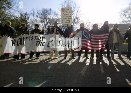 Demonstranten halten ein Schild mit der Aufschrift "Krieg ist nicht die Antwort", zwar singen außerhalb Pershing Park in der Nähe des weißen Hauses während einer Stockfoto