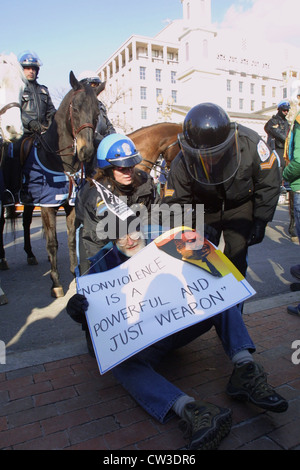 US Park Police klar die Straßen von einer Sitzung Demonstrant trägt ein Schild mit der Aufschrift "Gewaltfreiheit ist eine leistungsstarke und einfach Waffe", Outs Stockfoto