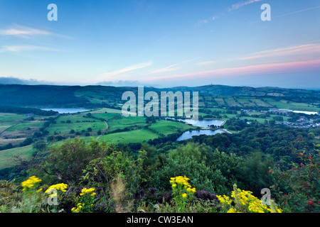 Mit Blick auf die Landschaft von Cheshire aus Teggs Nase im Morgengrauen Stockfoto