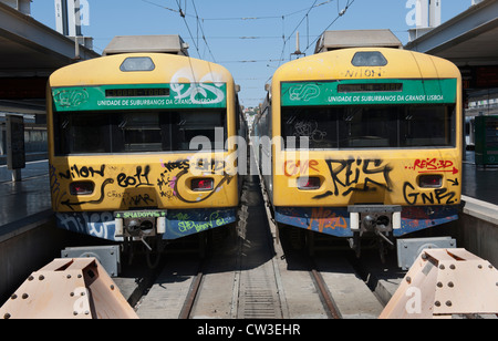 2 städtische Züge an Sodre Railwat Station, Lissabon, Portugal. Stockfoto