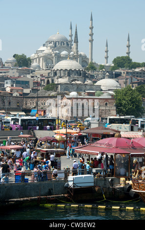 ISTANBUL, TÜRKEI. Eine geschäftige Szene auf Eminonu Wasser, mit der Süleymaniye und Rustem Pasa Moschee hinter. 2012. Stockfoto