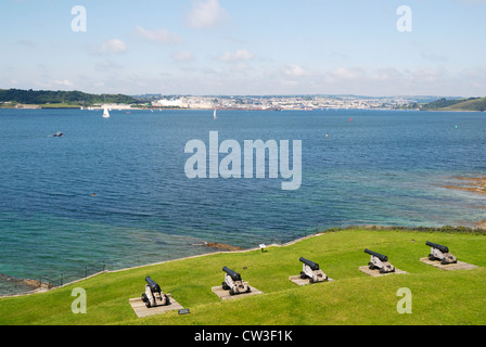 Kanonen mit Blick auf die Fal-Mündung und Falmouth in St. Mawes Castle, Cornwall Stockfoto