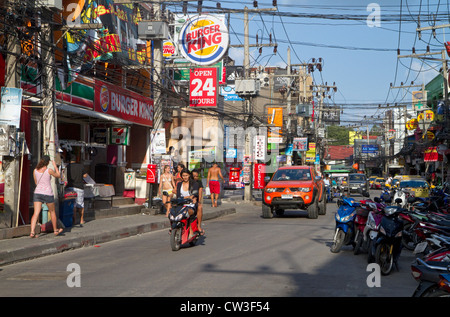 Straßenszene in Chaweng Beach Village auf der Insel Ko Samui, Thailand. Stockfoto