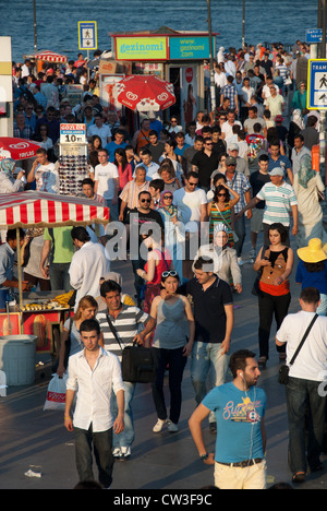 ISTANBUL, TÜRKEI. Eine lebendige, farbenfrohe Straßenszene in Eminönü. 2012. Stockfoto