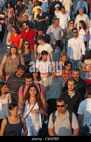 ISTANBUL, TÜRKEI. Eine lebendige, farbenfrohe Straßenszene in Eminönü Bezirk. 2012. Stockfoto