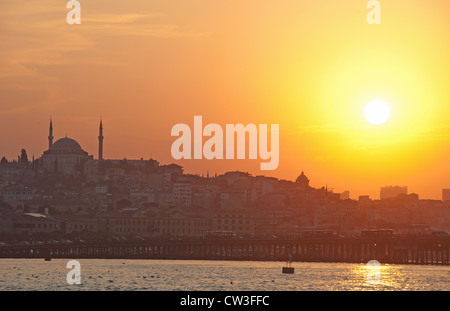 ISTANBUL, TÜRKEI. Sonnenuntergang am Goldenen Horn, mit den Yavuz Selim Moschee auf der linken Seite. 2012. Stockfoto