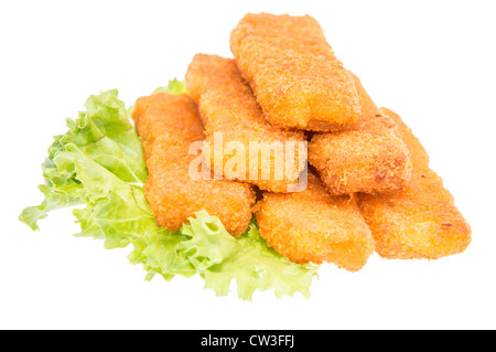 Haufen von Fischstäbchen auf einem Blatt Salat isoliert auf weißem Hintergrund Stockfoto