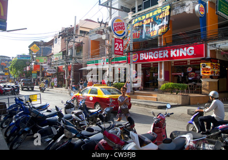 Straßenszene in Chaweng Beach Village auf der Insel Ko Samui, Thailand. Stockfoto