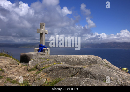 Ein Denkmal auf den Felsen am Finisterre in Spanien, eine Erweiterung der Pilgerroute nach Santiago De Compostela. Stockfoto