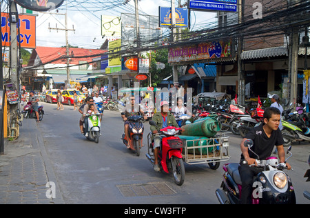 Straßenszene in Chaweng Beach Village auf der Insel Ko Samui, Thailand. Stockfoto