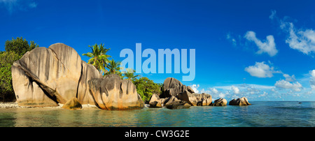 Blick auf Granitfelsen und Küste von La Digue Island. Anse Source d' Argent Beach. Einer der schönsten Strände der Welt. Stockfoto