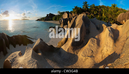 Blick auf Granitfelsen und Küste von La Digue Island. Anse Source d' Argent Beach. Einer der schönsten Strände der Welt. Stockfoto