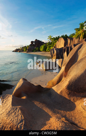 Blick auf Granitfelsen und Küste von La Digue Island. Anse Source d' Argent Beach. Einer der schönsten Strände der Welt. Stockfoto