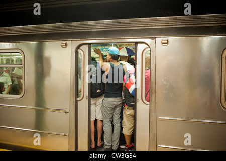 Feiernden Menge den Zug Nummer eins nach der Dominikanischen Day Parade in New York Stockfoto