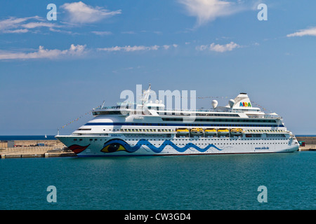 Der Hafen von Palma mit einer angedockten Kreuzfahrt Schiff Aida in Palma De Mallorca, Spanien. Stockfoto