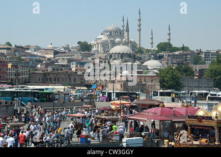 ISTANBUL, TÜRKEI. Eine geschäftige Szene auf Eminonu Wasser, mit der Süleymaniye und Rustem Pasa Moschee hinter. 2012. Stockfoto