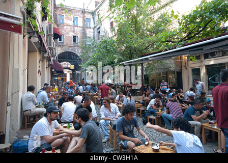 ISTANBUL, TÜRKEI. Türkische Jugendliche in einem Straßencafé aus Istiklal Caddesi im Stadtteil Beyoglu der Stadt. 2012. Stockfoto