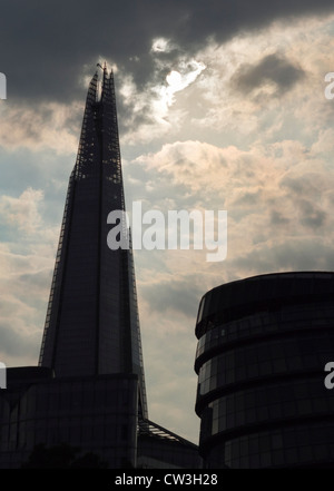 Dramatische Silhouetten der Shard und GLA Building, London 3 Stockfoto