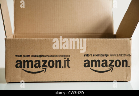 Ein Amazon-Box - aus der Online-Unternehmen, das erfolgreich sendet und Pakete Artikel ab Lager, Büro oder zu Hause. Stockfoto