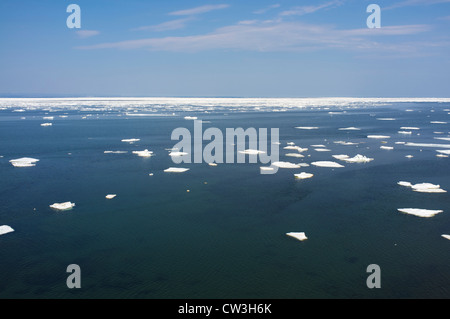 Das Packeis am St.-Lorenz-Golf bricht mit dem warmen Frühlingswetter Stockfoto