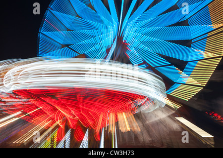 Bunt beleuchtete Fahrgeschäfte drehen gegen den Nachthimmel während der New Jersey State Fair Stockfoto