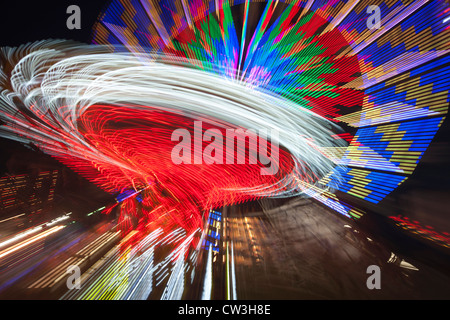 Bunt beleuchtete Fahrgeschäfte drehen gegen den Nachthimmel während der New Jersey State Fair Stockfoto